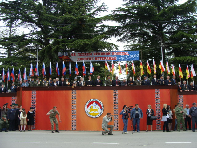 На главной трибуне военного парада 9 мая 2010 года в Цхинвале